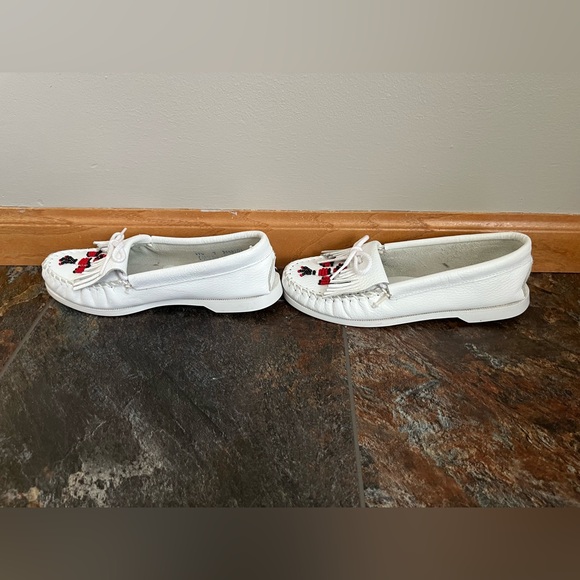 Women’s Minnetonka Moccasin white beaded thunderbird Animiki hard sole. Size 7 - Picture 4 of 12